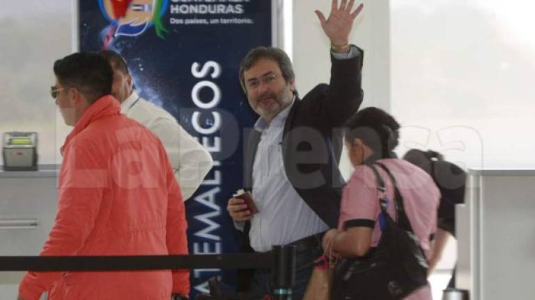 Juan Jiménez Mayor dio ayer sus últimas declaraciones a la prensa en el aeropuerto Toncontín luego de haber renunciado por diferencias con Luis Almagro, secretario de la OEA.