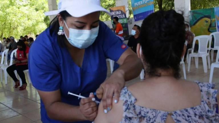 Una mujer siendo inmunizada contra el covid-19.