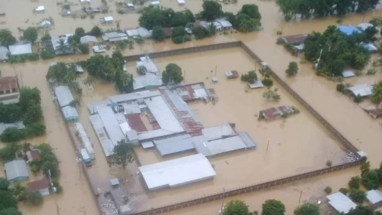 Apenas las láminas se observan en esta imagen aérea de la cárcel de El Progreso que resultó completamente inundada.