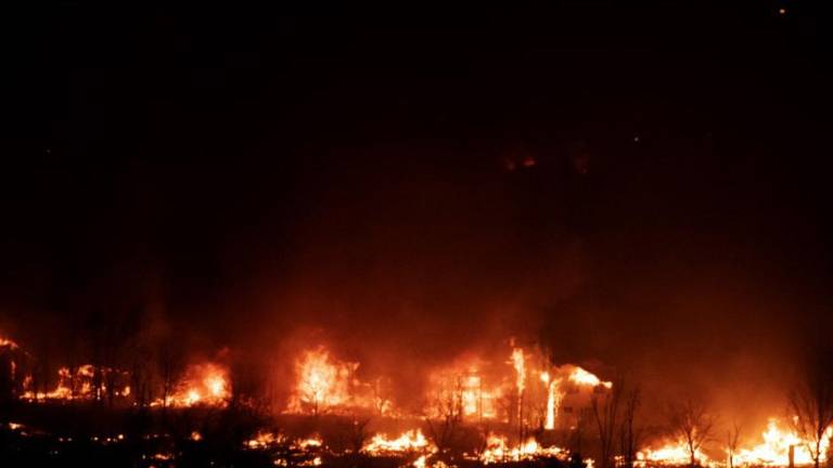 Las llamas envuelven hogares mientras el incendio Marshall se propaga a través de un vecindario en la ciudad de Superior, en el condado de Boulder, Colorado.