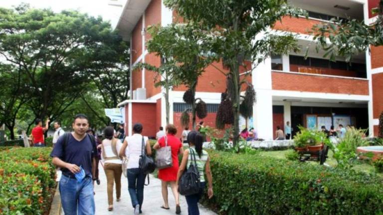 Estudiantes en modalidad presencial de la Universidad Pedagógica en San Pedro Sula.