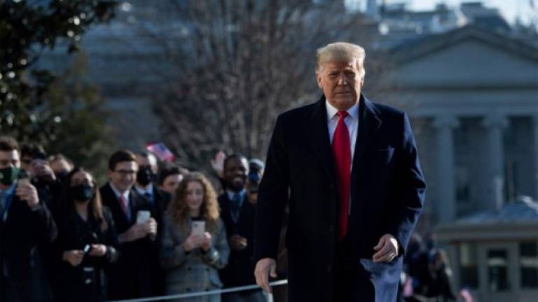 El presidente de los Estados Unidos, Donald Trump, camina junto a sus partidarios frente a la Casa Blanca. Foto AFP