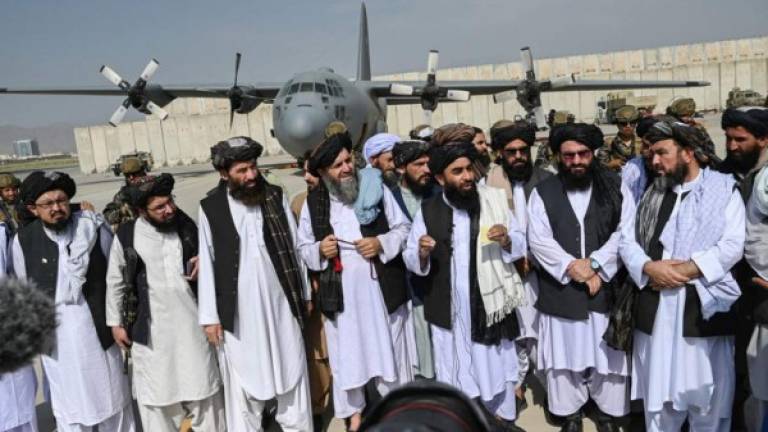 Los talibanes dispararon alegremente armas al aire y ofrecieron palabras de reconciliación mientras celebraban la derrota de Estados Unidos. Foto AFP