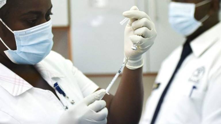 Un trabajador de salud prepara una dosis de la vacuna Pfizer-BioNTech contra el covid-19. Foto AFP