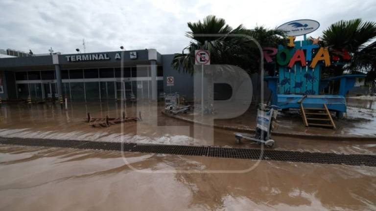 Los aeropuertos también salieron afectados durante las inundaciones. Foto La Prensa