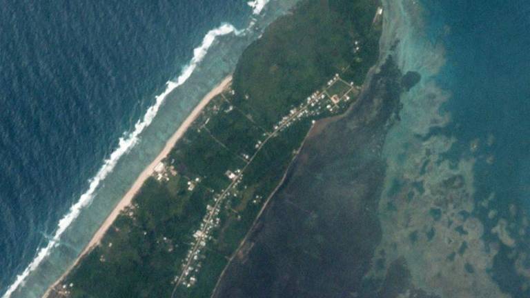 Esta imagen satelital proporcionada por Planet Labs PBC muestra una imagen de la ciudad de Kanokupolu en la isla de Tongatapu, la isla principal de Tonga, un día antes de la erupción.