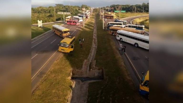 Autobuses obstaculizando el paso en carreteras que conectan importantes ciudades del país.