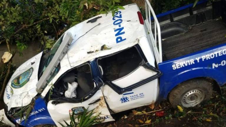 Imagen de la patrulla de la Policía Nacional de Honduras accidentada en Santa Cruz de Yojoa.