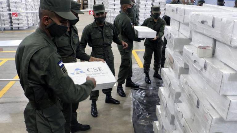 Miembros del ejército de Nicaragua preparan las papeletas electorales para su distribución en todo el país.