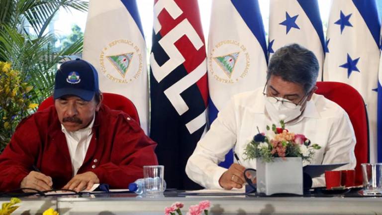 Momento en que los gobernantes Daniel Ortega y Juan Orlando Hernández firmaban el tratado en Nicaragua.