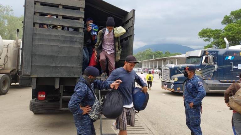 Los migrantes formaban parte de una caravana que salió ayer sábado de Honduras compuesta por casi 800 personas en dos grupos, en busca de llegar a Estados Unidos para tener mejores condiciones de vida.