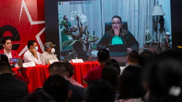 La presidenta electa de Honduras, Xiomara Castro, vía Zoom con miembros de Libre.