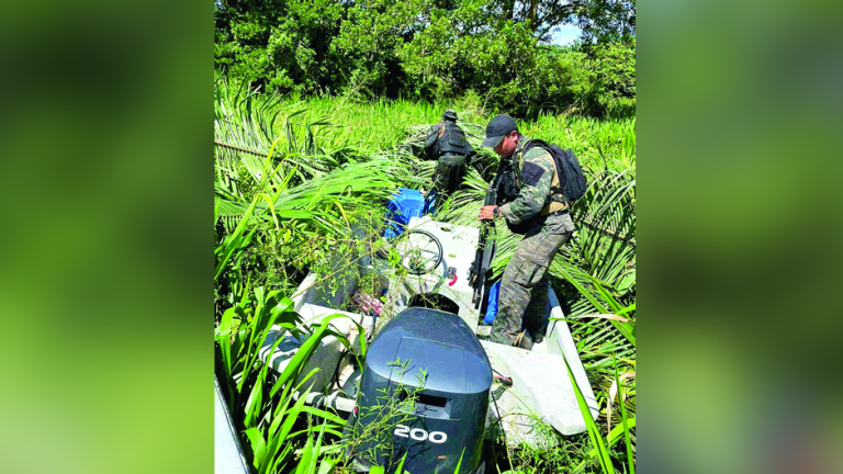 Los militares encontraron las lanchas tapadas con palmeras y recogieron los fardos de droga en Punta Izopo.