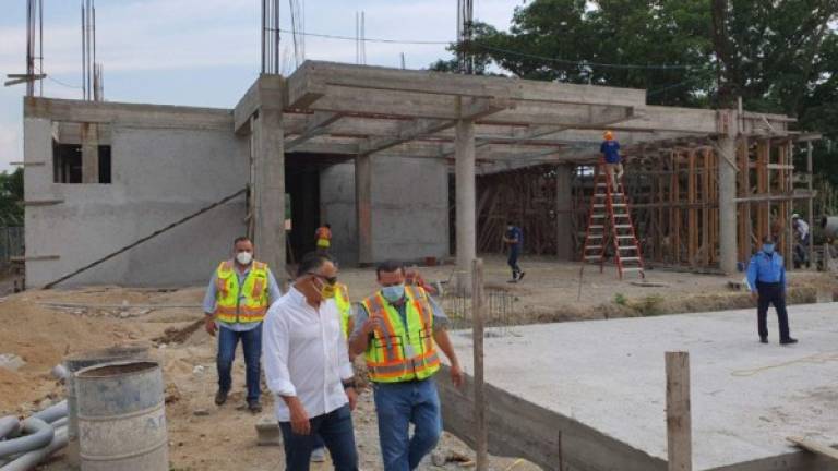 El alcalde Armando Calidonio supervisó los avances en la construcción del macrodistrito de Cofradia, que es catalogado como un minihospital por las atenciones que prestará.