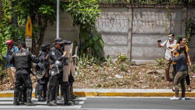 La policía de Nicaragua custodia la casa de la candidata opositora Cristina Chamorro./AFP.