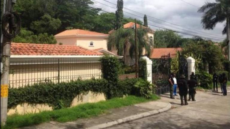La mañana de este miércoles, el Ministerio Público de Honduras ordenó el aseguramiento de varias propiedades de la familia Rosenthal, entre ellas la residencia del empresario Yankel Rosenthal, detenido en Miami.