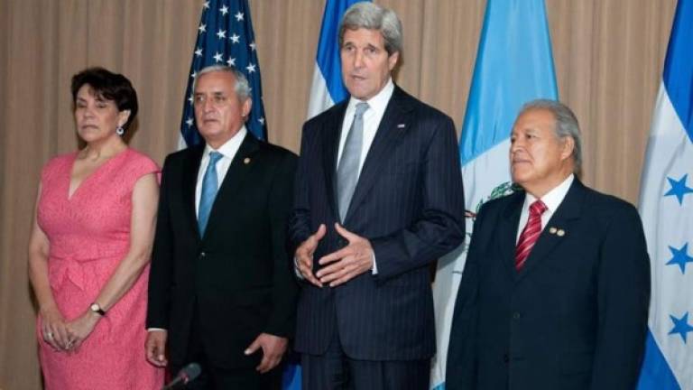 El secretario de Estado de EE.UU., John Kerry, habla junto a los presidentes de El Salvador, Salvador Sánchez Cerén, de Guatemala Otto Pérez Molina y la canciller de Honduras, Mireya Agüero. EFE