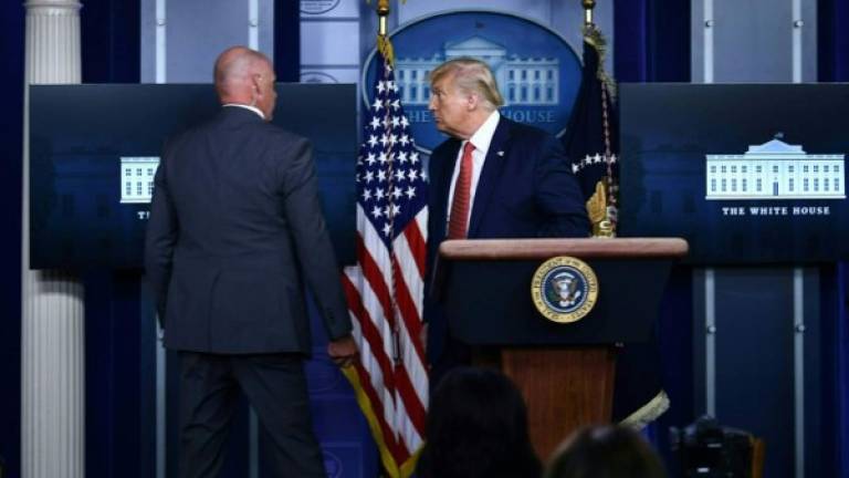 Trump fue interrumpido durante su conferencia de prensa diaria por agentes del Servicio Secreto que lo escoltaron hasta un lugar seguro en la Casa Blanca./AFP.