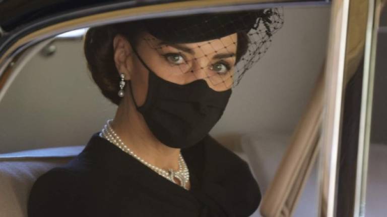 La duquesa de Cambridge, Kate Middleton, se convirtió en una de las protagonistas del momento más esperado en el funeral del príncipe Felipe, esposo de la reina Isabel II, que fue despedido ayer por los miembros de la realeza británica en una íntima ceremonia por las restricciones de la pandemia de coronavirus en el Reino Unido.