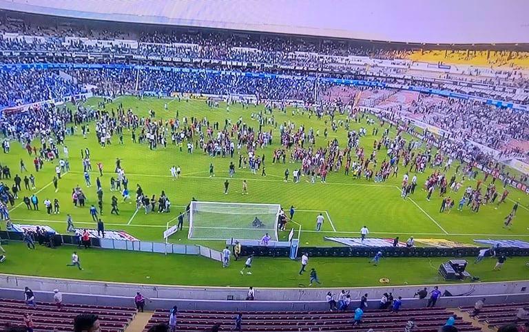 Aficionados tuvieron que invadir el terreno de las acciones al ver como los vándalos se agarraban a golpes.