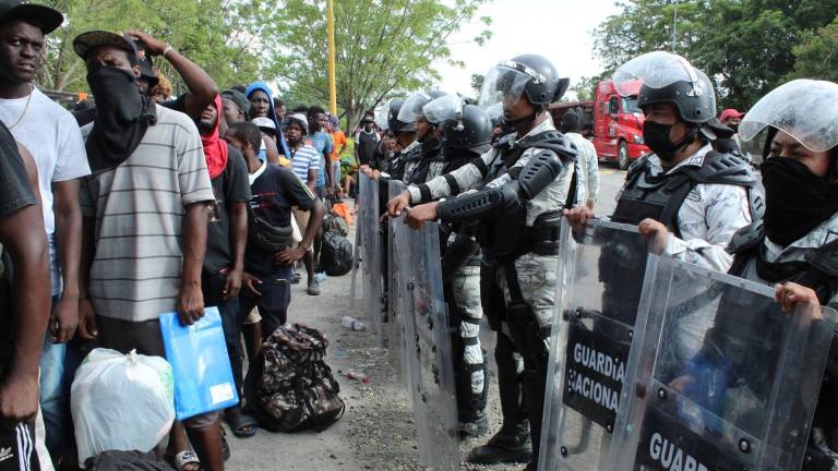 Migrantes haitianos y centroamericanos realizan bloqueos en Chiapas para presionar a autoridades migratorias.