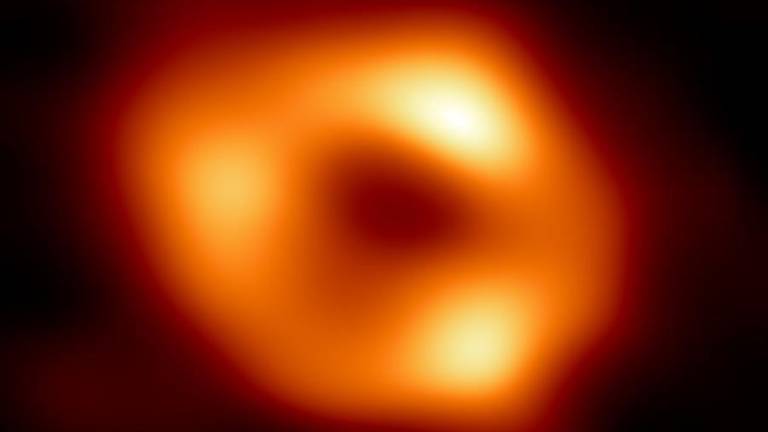 La histórica imagen desvelada hoy se suma a la que se publicó hace poco más de tres años por parte del mismo equipo internacional de científicos de un agujero negro supermasivo. Fotografía: EFE / EHT