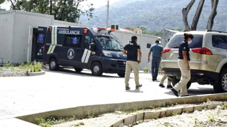 Los agentes de la Atic y los fiscales ayer revisaron el funcionamiento del hospital móvil en San Pedro Sula. fotos:José Cantarero.