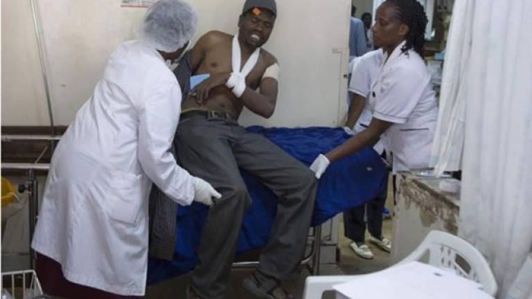 Un hombre herido es atendido ayer en el Kenyatta National Hospital de Nairobi, Kenia. EFE
