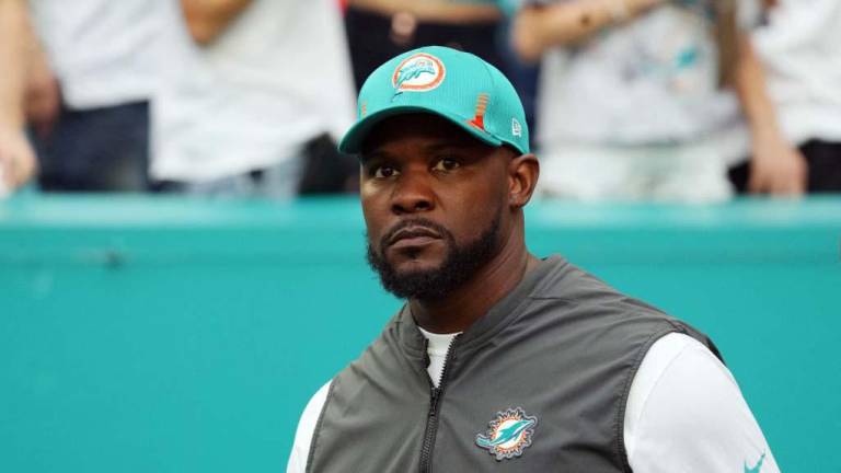 El hondureño Brian Flores está fuera como entrenador en jefe de los Miami Dolphins de la NFL en una decisión que ha hecho explotar las redes sociales. Los expertos se han mostrado sorprendidos y califican de insólito el despido.