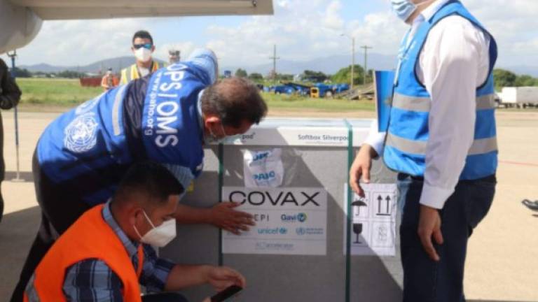Honduras recibió este sábado las primeras 48.000 vacunas AstraZeneca, de un lote de 424.800 gratuitas, bajo el mecanismo Covax que impulsa la Organización Mundial de la Salud (OMS).
