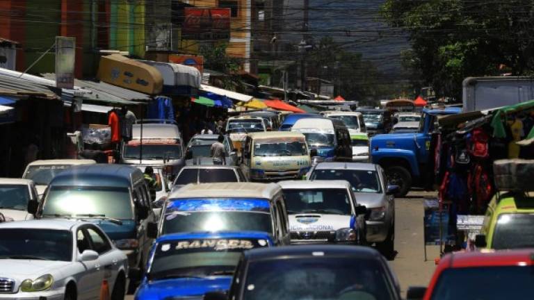 Tráfico vehicular en el centro de la ciudad. Foto: Melvin Cubas.