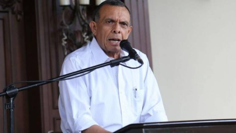 Former Hondura president (2010-2014) Porfirio Lobo speaks with the press to denounce the existence of an armed command ready to kill him following his accusations against President Juan Orlando Hernandez in relation with his alleged links to drug trafficking and corruption, in Tegucigalpa on October 29, 2019. - The Honduran government announced in a communique its willingness 'to make the modifications or arrangements in the security measures if necessary, to ensure the tranquility of former President Lobo Sosa', despite lacking specific information about the issues concerning Lobo. (Photo by ORLANDO SIERRA / AFP)