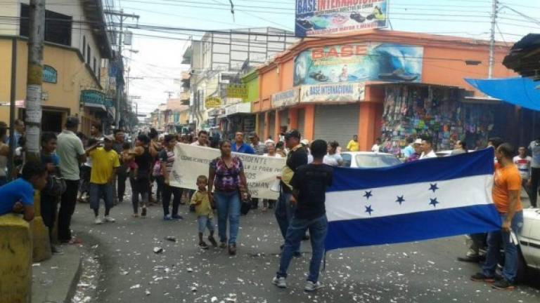 La protesta la desarrollan en la cuarta avenida de Comayagüela. Foto: Hoy Mismo.