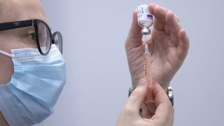 La vacuna que produce AstraZeneca y la Universidad de Oxford tiene una eficacia del 76%, según varios estudios realizados. Foto AFP