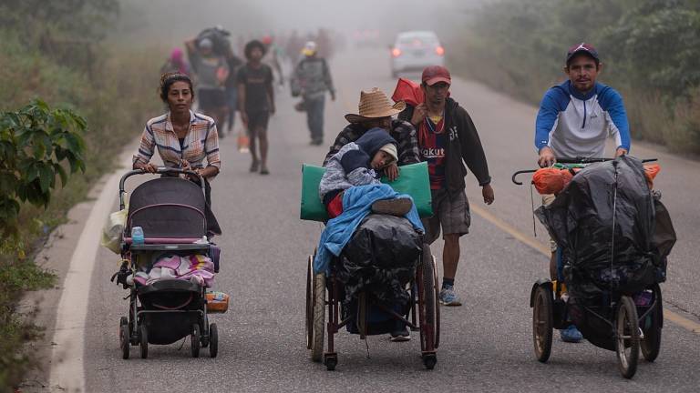 Migrantes hondureños avanzan en una caravana que partió desde Tapachula hacia Ciudad de México.