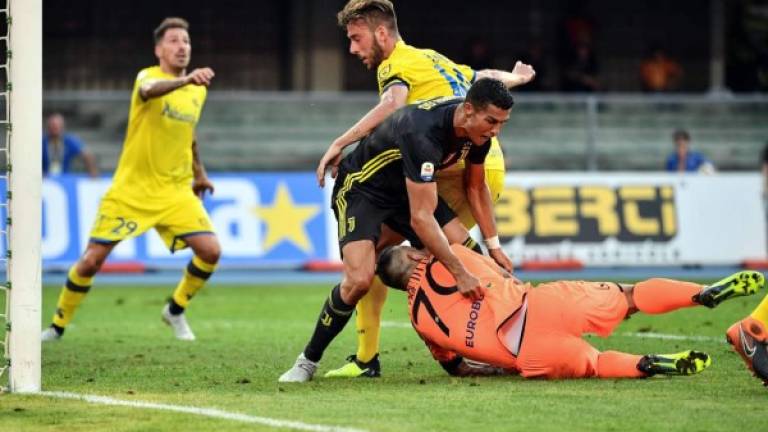 Cristiano Ronaldo dejó noqueado al portero del Chievo Verona en esta acción. Foto AFP