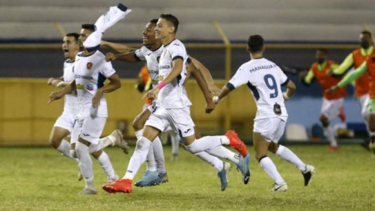 Jugadores del Managua festejando a lo grande su clasificación a octavos.