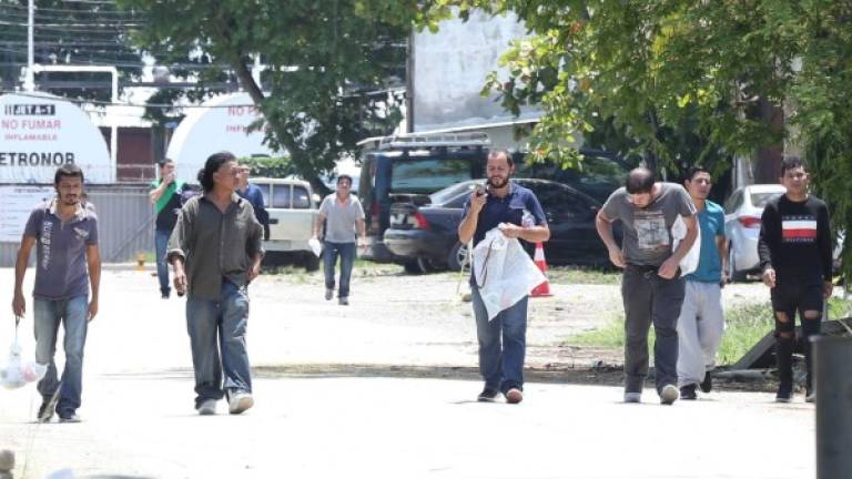 Un grupo de retornados mientras salían ayer del Camr de San Pedro Sula. Foto: Moisés Valenzuela.
