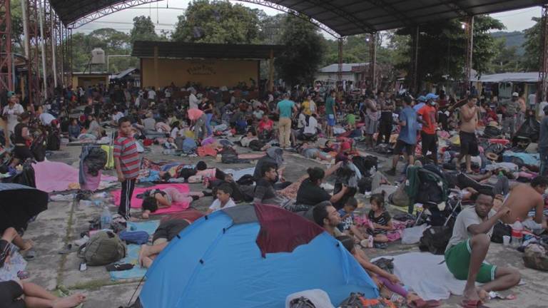 Migrantes centroamericanos descansando en la comunidad de Ulapa.