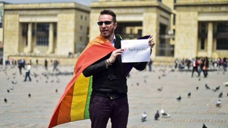 Activistas homosexuales se manifestaron frente al edificio de la Corte Suprema en Colombia para exigir igualdad.