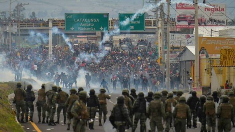 Los enfrentamientos en Ecuador se han recrudecido en las últimas horas con la llegada de miles de manifestantes indígenas a Quito, lo que ha provocado la evacuación del Palacio presidencial y el traslado de la sede de Gobierno a Guayaquil.