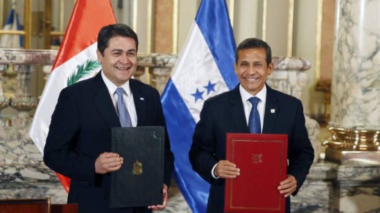 El presidente Juan Orlando Hernández y su homólogo de Perú, Ollanta Humala.