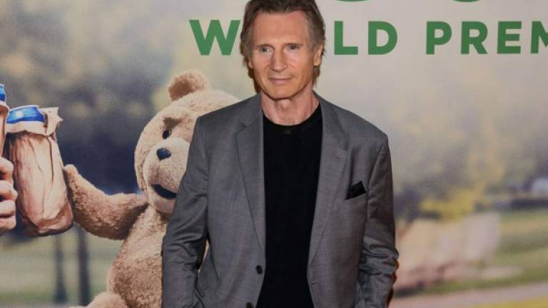 Liam Neeson mantiene una relación con una mujer 'increíblemente famosa'.