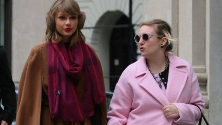 Taylor Swift y Lena Dunham paseando por Nueva York en una foto de archivo.