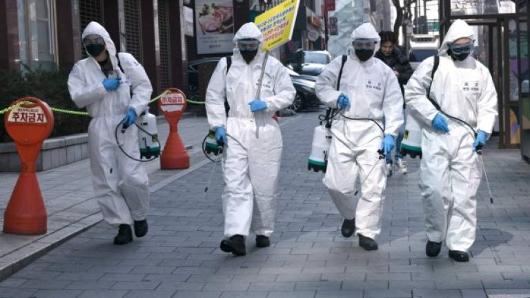 Soldados surcoreanos desinfectan la capital Seúl por epidemia de coronavirus./AFP.