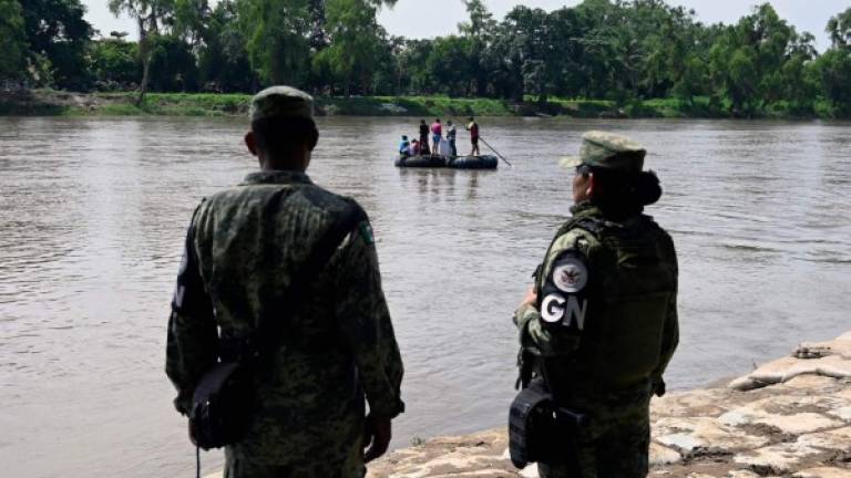 Los miembros de la Guardia Nacional hacen guardia a lo largo de las orillas del río Suchiate en Ciudad Hidalgo, Estado de Chiapas, México, para evitar cruces ilegales a través del río fronterizo hacia y desde Tecun Uman en Guatemala. AFP