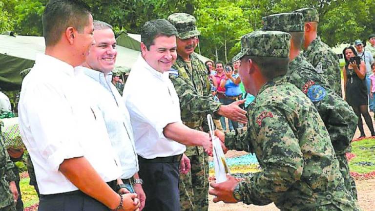 El presidente de la República, Juan Orlando Hernández, saluda a uno de los militares.