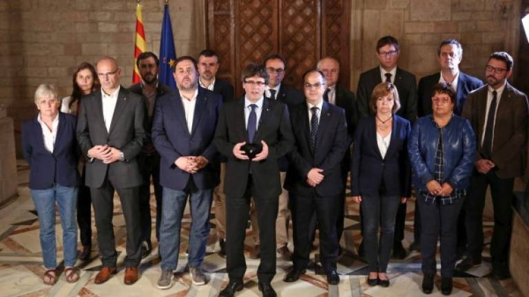 El presidente de la Generalitat Carles Puigdemont (centro) anunció que declarará la independencia en los próximos días. Foto: AFP