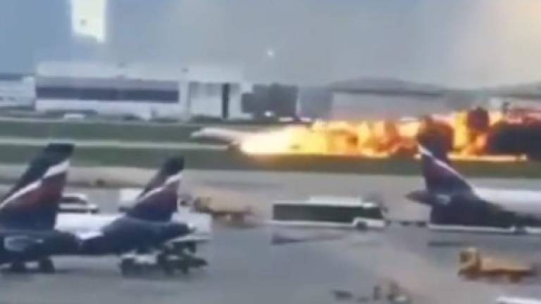 Un avión de pasajeros Sukhoi Superjet 100 que cubría una ruta entre Moscú y Murmansk se incendió después de haber aterrizado de emergencia.