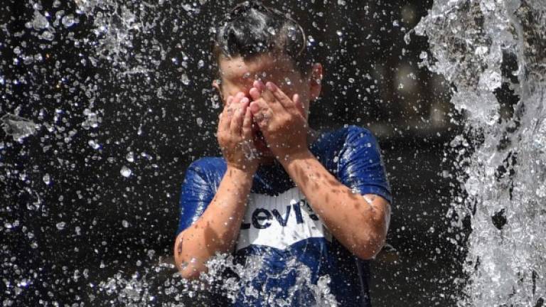 Las autoridades decretaron alerta roja en el sur de Francia por la ola de calor que ha dejado temperaturas récord./AFP